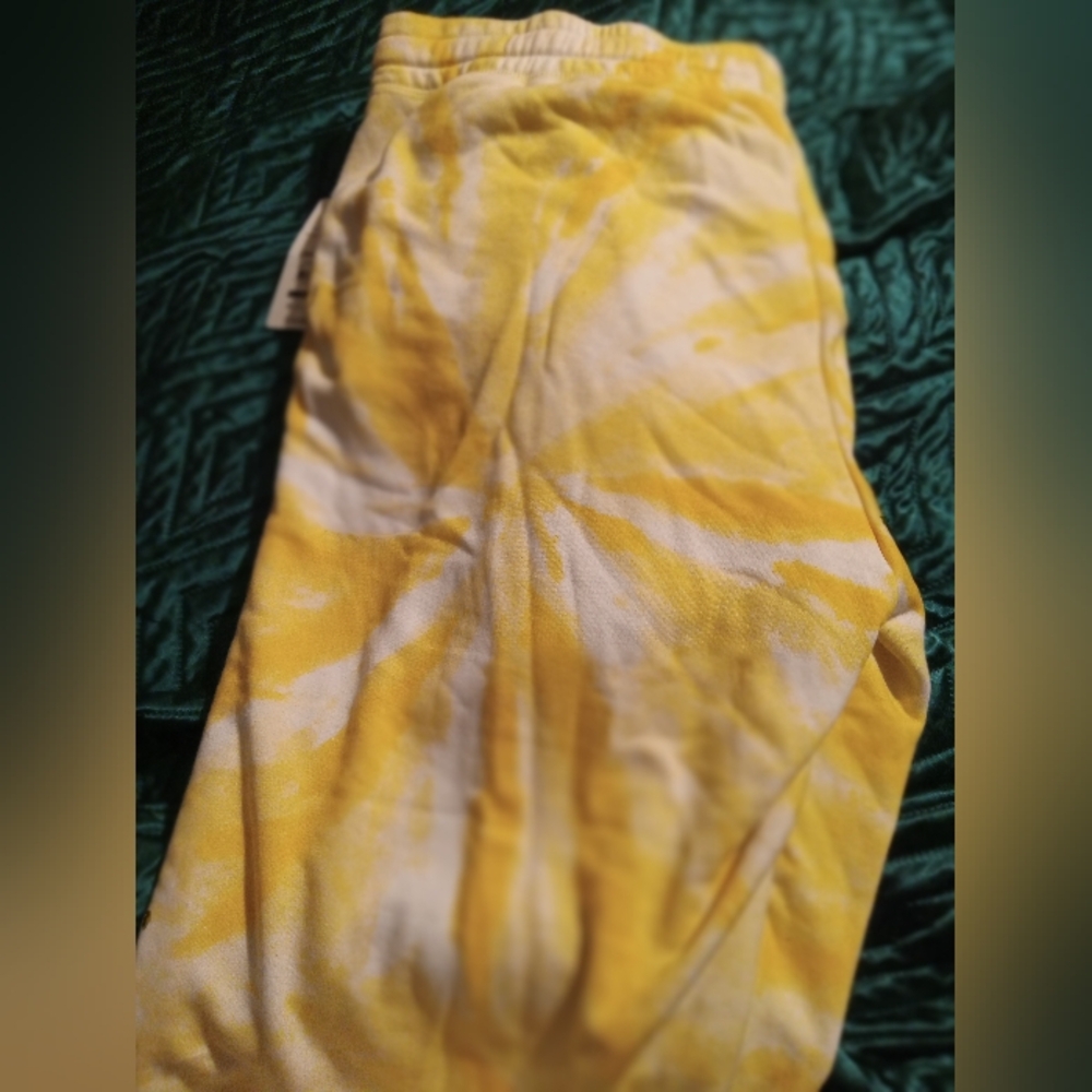 NWT Secret Treasures White and Yellow Tie Dye lounge pants 2x (20-22)